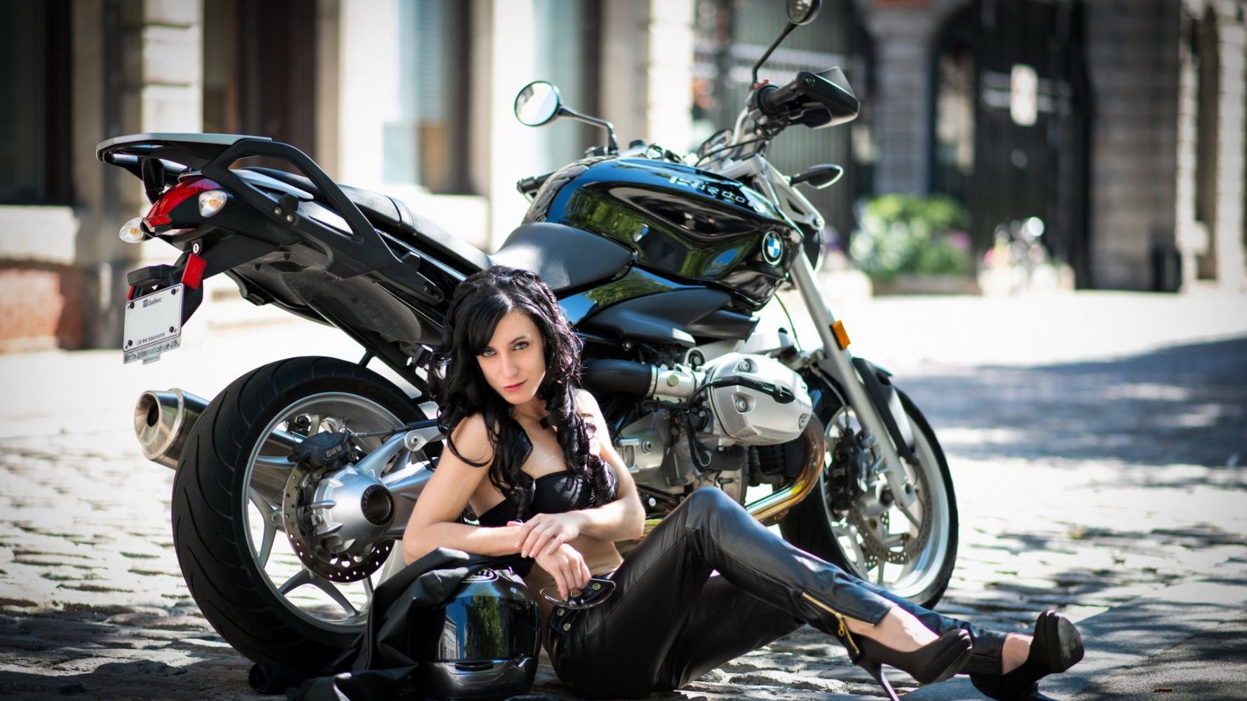 Fresh photos, fresh mood — European women on bikes online in Bern