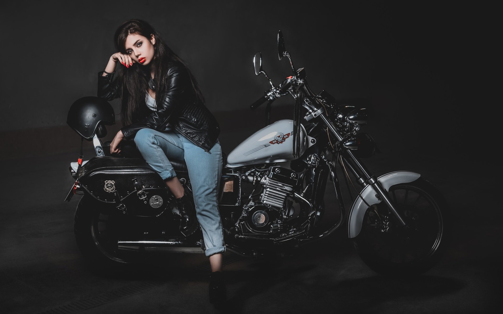 Biker girls: style and drive brings the glow — live moments in Bern